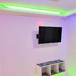 דירה Park, Swimming-pool, Bar, Wifi, Parking